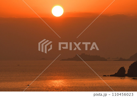 軍艦島の夕景 軍艦島の夕景 110456023