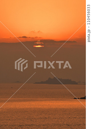 軍艦島の夕景 軍艦島の夕景 110456033