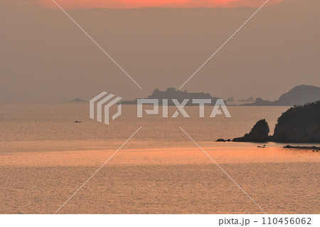 軍艦島の夕景 110456062
