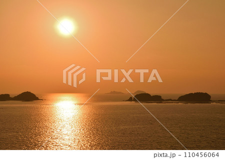 軍艦島の夕景 110456064