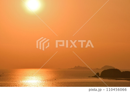 軍艦島の夕景 軍艦島の夕景 110456066