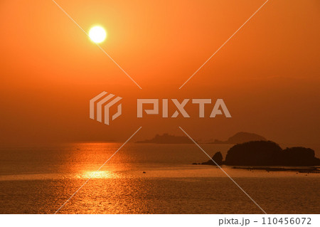 軍艦島の夕景 軍艦島の夕景 110456072