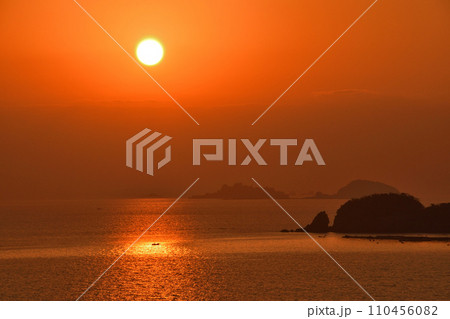 軍艦島の夕景 軍艦島の夕景 110456082