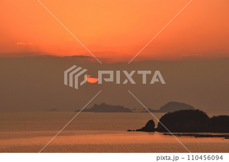 軍艦島の夕景 110456094
