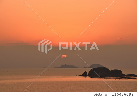 軍艦島の夕景 110456098