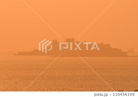 軍艦島の夕景 110456109