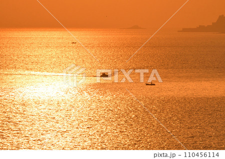 軍艦島の夕景 軍艦島の夕景 110456114