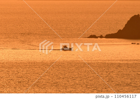 軍艦島の夕景 110456117