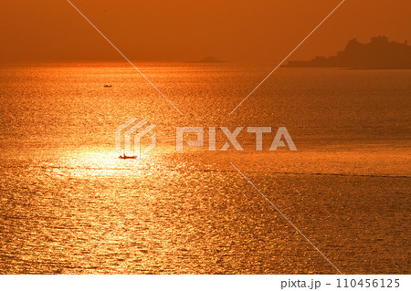 軍艦島の夕景 110456125