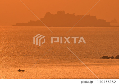 軍艦島の夕景 110456132