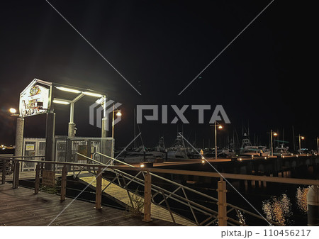 横浜ヨットハーバーの夜景 110456217