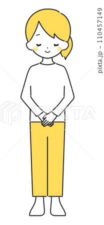 黄色｜笑顔でお辞儀をする女性｜私服 110457149