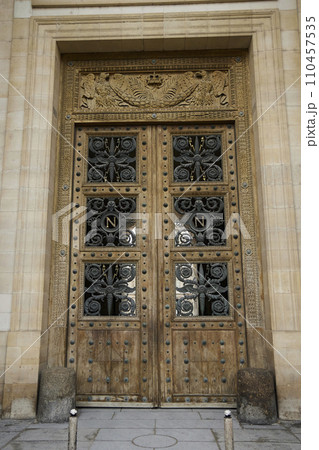 回廊の柱のある風景 110457535