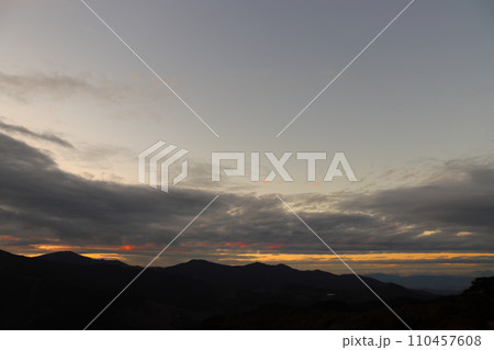 夕暮れの空　雲　山地 110457608