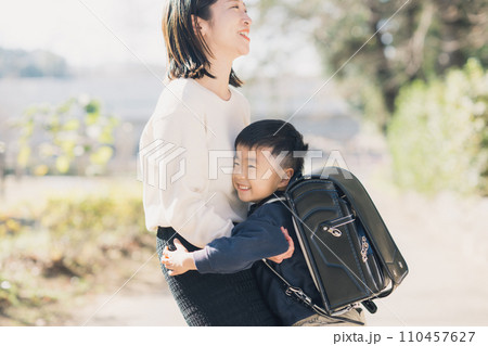 若い母親とランドセルを背負う男の子 110457627