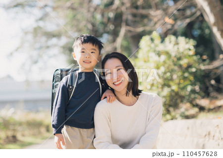 若い母親とランドセルを背負う男の子 110457628