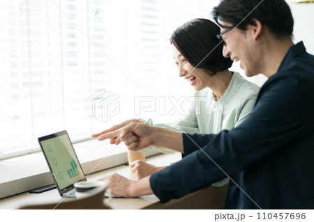 ミーティングするビジネスパーソン 110457696