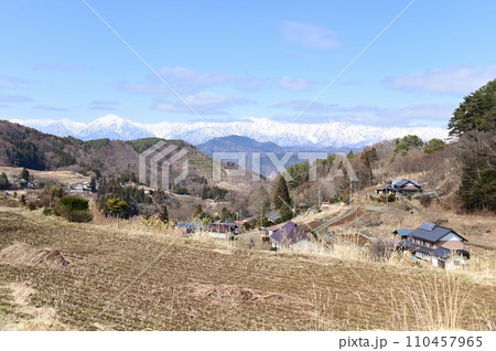 アルプス展望道路からの早春の景色 アルプス展望道路からの早春の景色 110457965