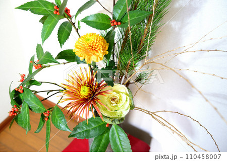 お正月 花瓶に飾る松、キク、千両などのお花 お正月 花瓶に飾る松、キク、千両などのお花 110458007