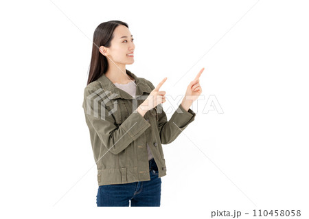 笑顔で指差しをする女性 笑顔で指差しをする女性 110458058