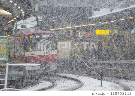 雪の鉄道駅【神奈川県横須賀市】停車する電車 110458112