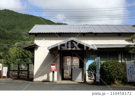 JR篠目駅と給水塔 110458172