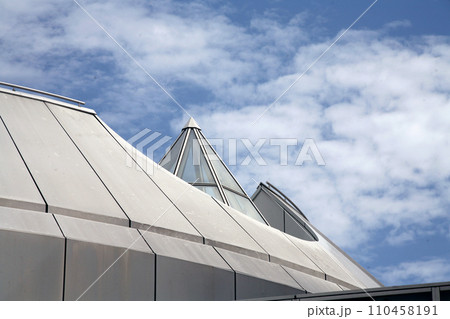 現代美術館の屋根と青空 現代美術館の屋根と青空 110458191