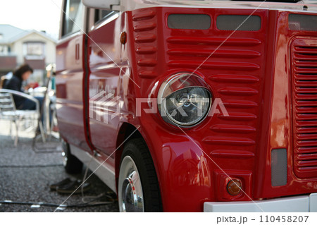 イベント会場の赤いキッチンカー 110458207