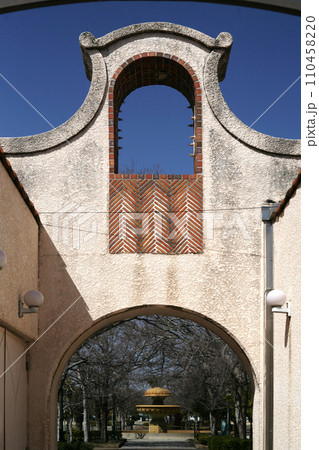 地中海風の建物 110458220