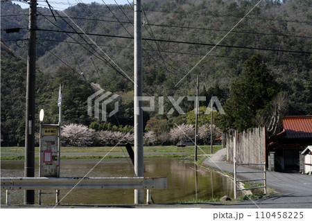 山間の古民家と築地塀 110458225