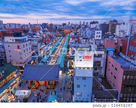 (東京都)年の瀬で賑わう浅草寺・雷門・仲見世商店街 (東京都)年の瀬で賑わう浅草寺・雷門・仲見世商店街 110458297