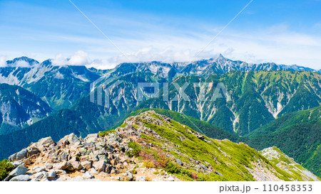 夏の常念岳登山（常念岳山頂から槍ヶ岳方面の眺め） 110458353