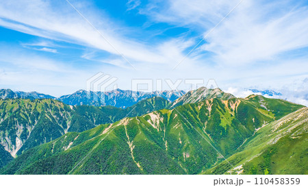 夏の常念岳登山（常念岳山頂から鷲羽岳・水晶岳・大天井岳方面の眺め） 110458359