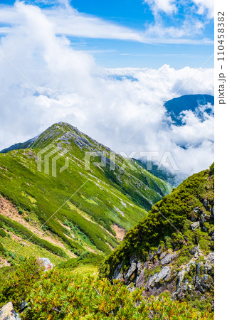 夏の常念岳登山(常念岳山頂から前常念岳方面の眺め) 夏の常念岳登山(常念岳山頂から前常念岳方面の眺め) 110458382