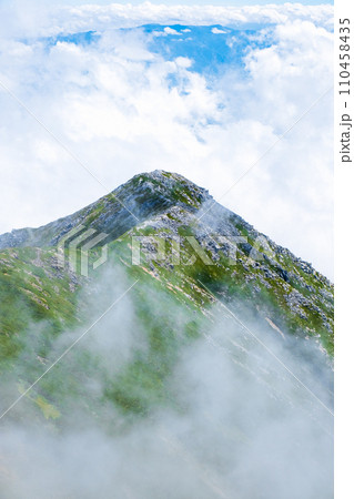 夏の常念岳登山(常念岳山頂から望む前常念岳) 夏の常念岳登山(常念岳山頂から望む前常念岳) 110458435