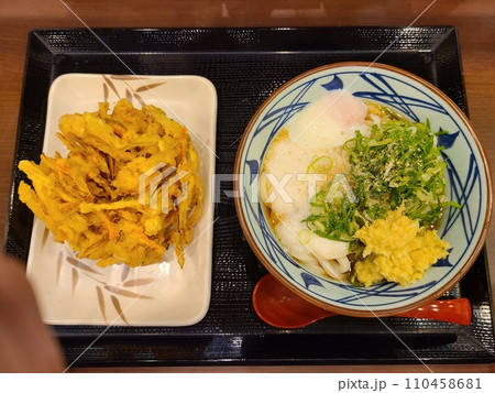 温玉とろろぶっかけうどんとかき揚げ 温玉とろろぶっかけうどんとかき揚げ 110458681