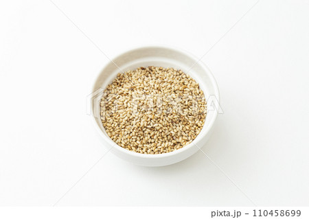 器に入った白ゴマ　白バック 110458699