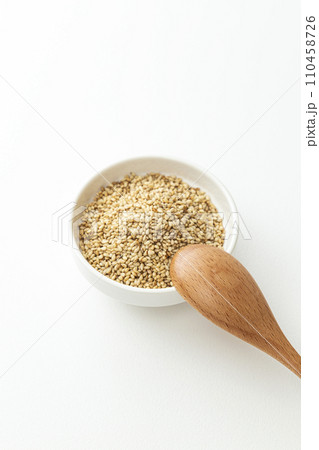 器に入った炒りごまと木製スプーン　白バック 110458726
