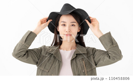 帽子をかぶった女性 帽子をかぶった女性 110458806