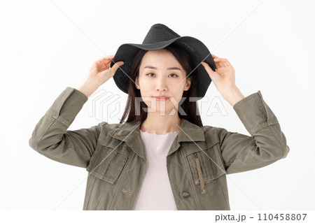 帽子をかぶった女性 帽子をかぶった女性 110458807