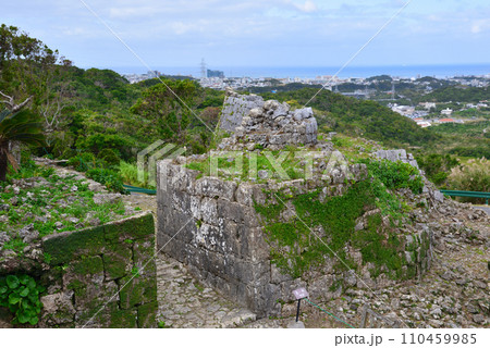 沖縄県内の城跡で戦火を免れて最も原型をとどめている世界遺産の中城城跡 110459985