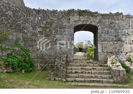 沖縄県内の城跡で戦火を免れて最も原型をとどめている世界遺産の中城城跡 110460030
