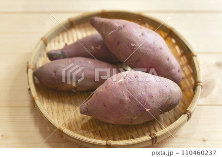さつまいも コピースペース 食物繊維 腸活 さつまいも コピースペース 食物繊維 腸活 110460237