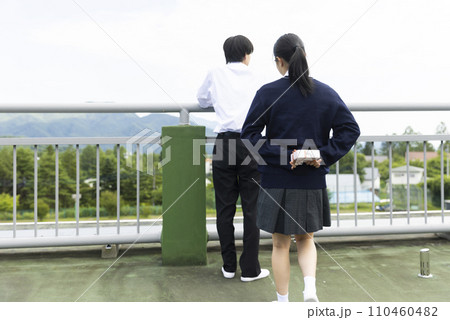 気持ちを伝える女子高生 110460482