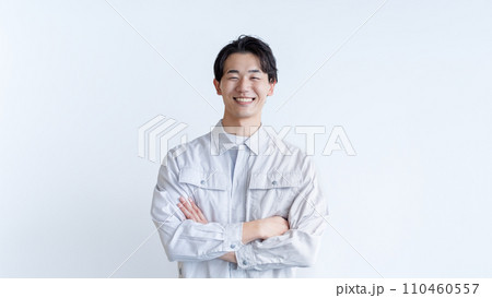 作業服の男性 110460557
