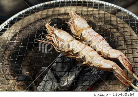 七輪で天然のタイガーえびの塩焼きバーベキュー 七輪で天然のタイガーえびの塩焼きバーベキュー 110460564