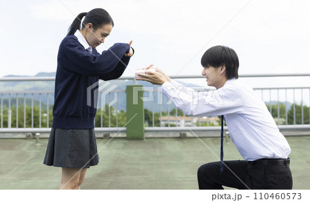 気持ちを伝える男子高校生 110460573