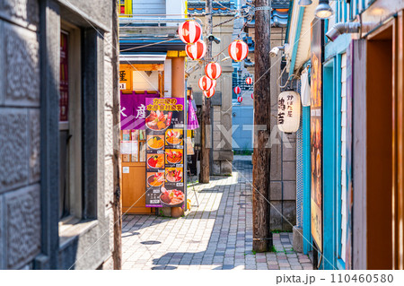 【北海道】レトロな雰囲気で趣のある小樽出抜小路 110460580