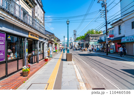 【北海道】たくさんのお店が建ち並ぶ小樽の堺町通り 【北海道】たくさんのお店が建ち並ぶ小樽の堺町通り 110460586