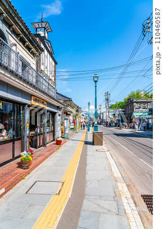 【北海道】たくさんのお店が建ち並ぶ小樽の堺町通り 110460587
